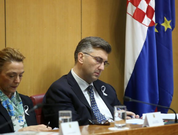 Kako uspjeti u Hrvatskoj: Učlaniti se u dvije vladajuće stranke ili nositi ministra na ramenima Kako uspjeti u Hrvatskoj: Učlaniti se u dvije vladajuće stranke ili nositi ministra na ramenima