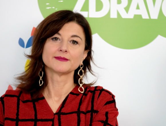Prva dama objasnila zašto se rukuje: Zoran je u autu i prije koronavirusa uvijek imao vlažne maramice i dezinficijens Prva dama objasnila zašto se rukuje: Zoran je u autu i prije koronavirusa uvijek imao vlažne maramice i dezinficijens