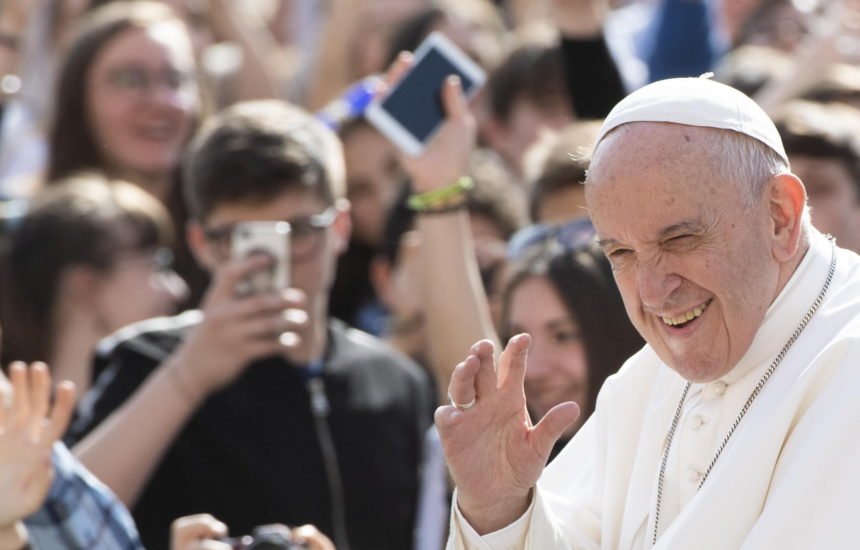 Papa Franjo pobjegao iz Vatikana da kupi CD