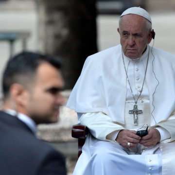 Papa se nenajavljeno pojavio na Trgu svetog Petra u invalidskim kolicima i pozdravio mnoštvo – evo što je rekao