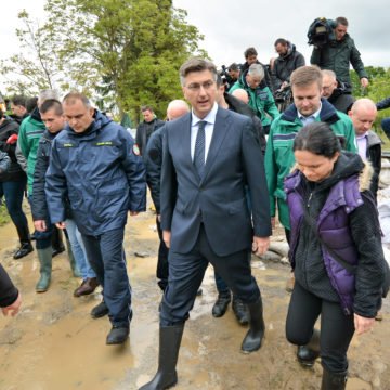 Mačak u gumenim čizmama: Premijer Plenković obišao poplavljeni Karlovac