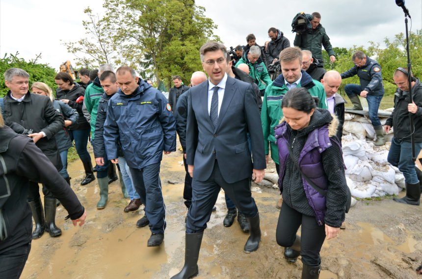 Mačak u gumenim čizmama: Premijer Plenković obišao poplavljeni Karlovac