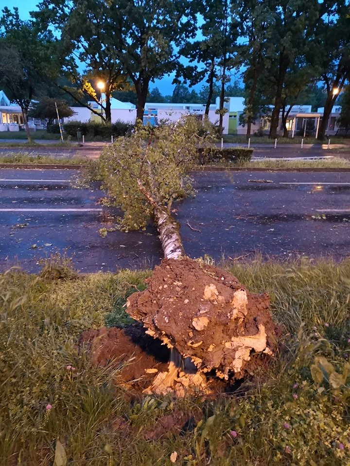 Olujni vjetar i jako nevrijeme: Policija preporučila građanima da ne izlaze iz domova, fotografija