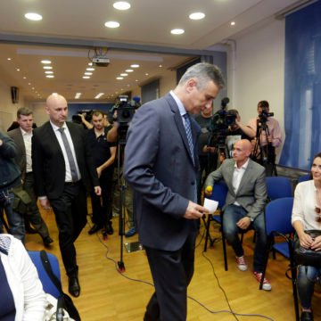Ustavni sud spašava premijera: Šeks pomaže Karamarku da bi pomogao Plenkoviću