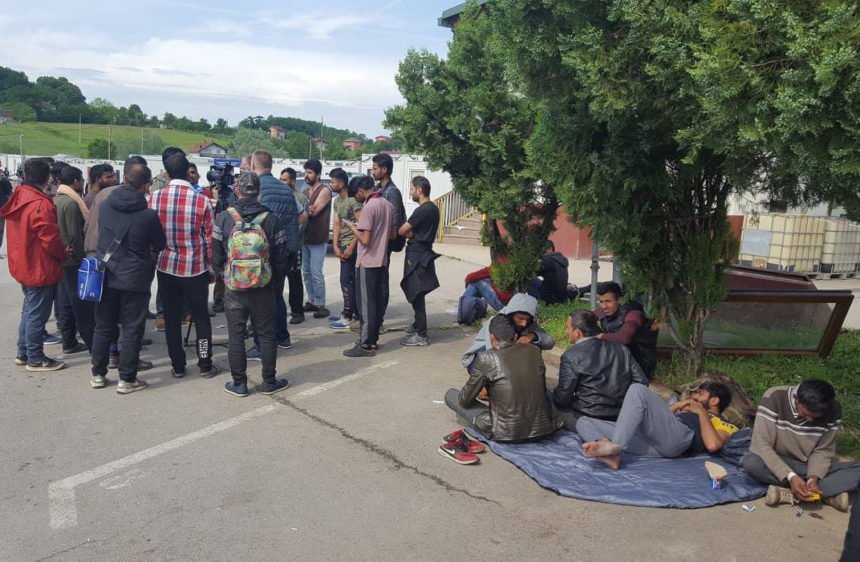 Migranti u Velikoj Kladuši napali policajce bocama i kamenjem: Ima uhićenih i ozlijeđenih