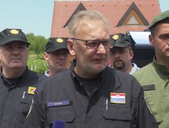 Tko je anonimni “planinar” koji optužuje policiju da je mlatila migrante: Božinović tvrdi da “planinar” izmišlja Tko je anonimni “planinar” koji optužuje policiju da je mlatila migrante: Božinović tvrdi da “planinar” izmišlja