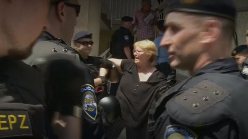 U Petruševcu pobuna protiv Bandića i useljavanja Roma: Policija odvodi građane, intervenirala i hitna pomoć