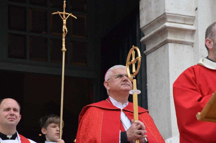 Samokritični nadbiskup Uzinić: Događa se da jedno govorimo, a drugo živimo. Isus se najviše borio protiv licemjerja