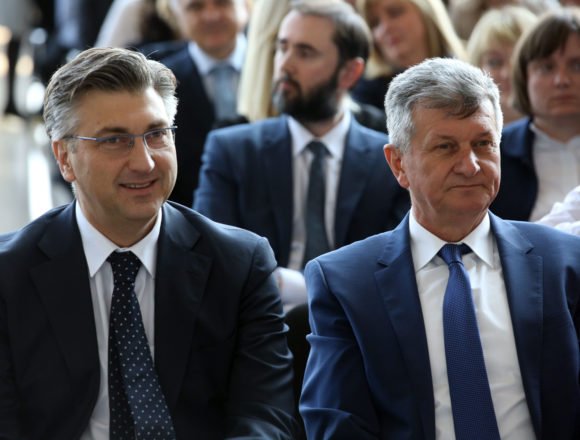 Plenković i Marić na jednoj, a Kujundžić i Divjak sa svojom “pastvom” na drugoj strani: Premijer negativac, a ministri pozitivci? Plenković i Marić na jednoj, a Kujundžić i Divjak sa svojom “pastvom” na drugoj strani: Premijer negativac, a ministri pozitivci?
