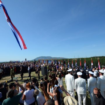 Postolujni stresni poremećaj srpskog predsjednika: Zašto Vučićeve komemorativne skupove podržava Pupovac?