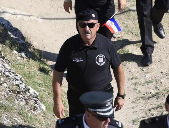 Marko Skejo s HOS-ovcima već stigao u Knin: Nose crnu odjeću s obilježjima koji su zabranjeni u službenom protokolu Marko Skejo s HOS-ovcima već stigao u Knin: Nose crnu odjeću s obilježjima koji su zabranjeni u službenom protokolu