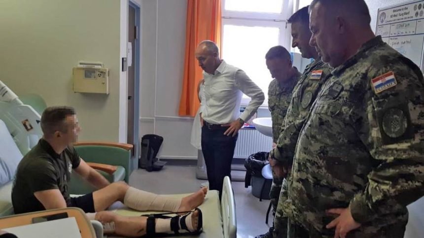 Dobro se oporavlja hrvatski vojnik koji je ranjen u terorističkom napada u Afganistanu: Posjetio ga ministar Krstičević