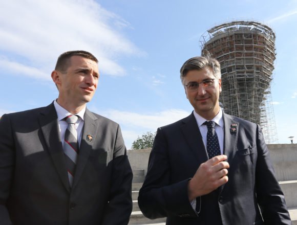 Penava se susreo s Plenkovićem: “Neobavezne teme, ne bih time kvario ovaj momenat” Penava se susreo s Plenkovićem: “Neobavezne teme, ne bih time kvario ovaj momenat”