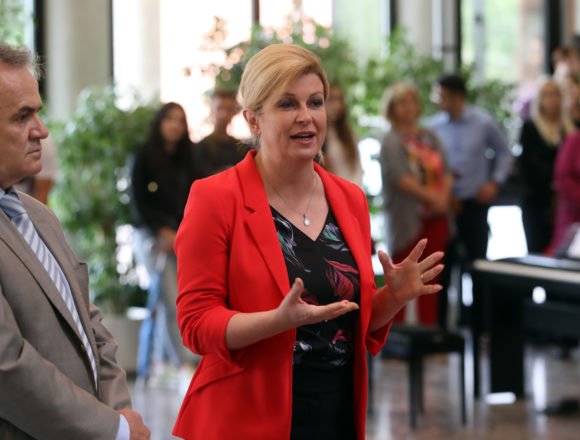 Kolinda otkrila spomenik korčulanskom fratru kojeg su ubili komunisti: Je li bio kolaboracionist i kvisling ili hrvatski mučenik? Kolinda otkrila spomenik korčulanskom fratru kojeg su ubili komunisti: Je li bio kolaboracionist i kvisling ili hrvatski mučenik?