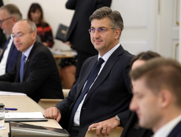 Letica o “sramotnoj kapitulaciji pred sindikalnim besposličarima”: Vlasti gladni Plenković prepao se referenduma Letica o “sramotnoj kapitulaciji pred sindikalnim besposličarima”: Vlasti gladni Plenković prepao se referenduma