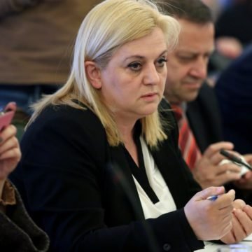 Srpska zastava i kosovski izbori: Kako je zastupnica Ermine Lekaj Prljaskaj “postrojila” urednike HRT-a