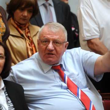 Hrvatsko pravosuđe napokon krenulo na Šešeljeve pomagače: Jedan od njih je “vojvodu” zagrlio u sudnici