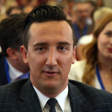 Kolindin savjetnik Madžar otkrio da je u sretnoj vezi s modnom dizajnericom