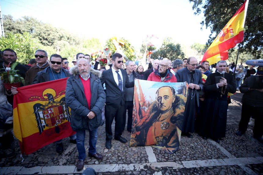 Posmrtni ostaci Francisca Franca premješteni iz mauzoleja: 400 prosvjednika uzvikivalo “živio Franco”, unatoč zabrani