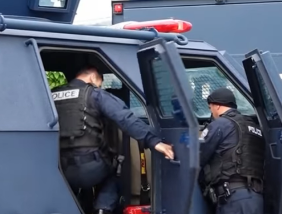 25 vozila kosovske specijalne policije u akciji na sjeveru: Uhitili srpske policajce 25 vozila kosovske specijalne policije u akciji na sjeveru: Uhitili srpske policajce