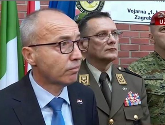 Ministru je neugodno zbog pilota koji su švercali oružje: Ispričavam se, bit će istjerani iz sustava Ministru je neugodno zbog pilota koji su švercali oružje: Ispričavam se, bit će istjerani iz sustava