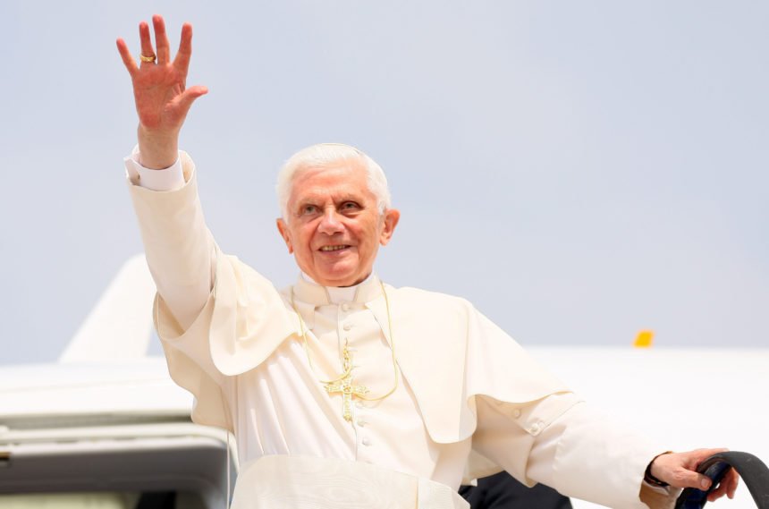 Neuobičajena intervencija umirovljenog pape Benedikta: Traži od pape Franje da ne zaređuje oženjene