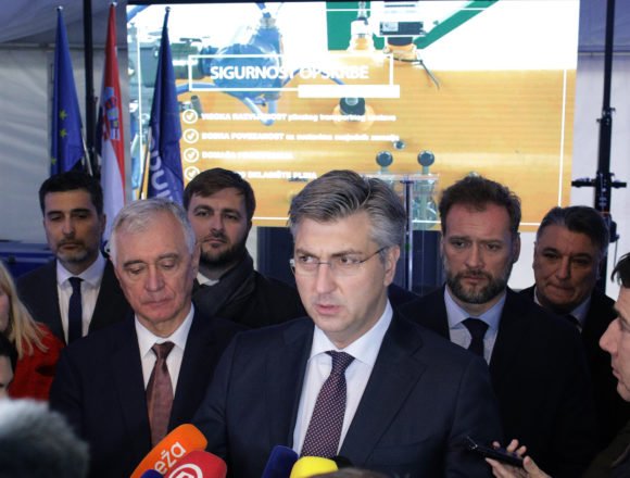 Kakvo dodvoravanje šefu: Za Ćorića je Plenković utjelovljenje Batmana i Supermana Kakvo dodvoravanje šefu: Za Ćorića je Plenković utjelovljenje Batmana i Supermana