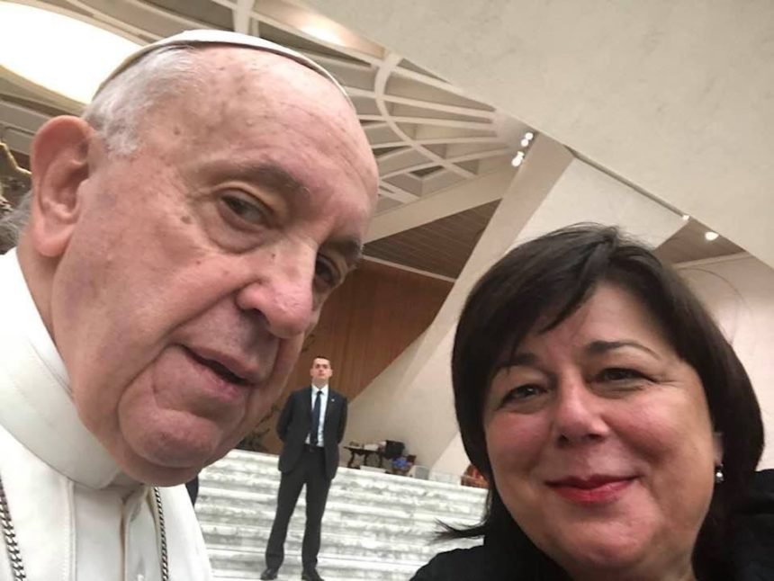 Direktorica Laudato televizije Ksenija Abramović pohvalila se “selfijem” s papom Franjom