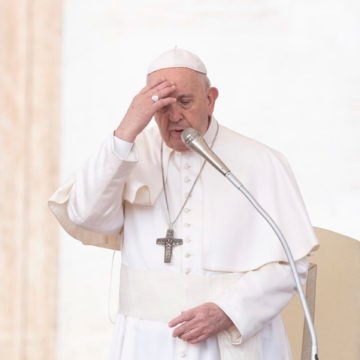 Papa Franjo i dalje nije dobro, blagi znakovi zatajenja bubrega – liječnici oprezni u pogledu prognoze