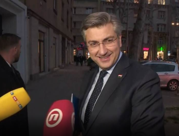 Plenković fašnički ironično o Miri Kovaču: Kapulica otkrio koliko je potpisa skupio šef HDZ-a Plenković fašnički ironično o Miri Kovaču: Kapulica otkrio koliko je potpisa skupio šef HDZ-a