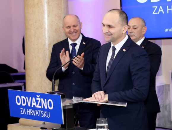 Anušić smiruje histeriju u HDZ-u: “Tri majmuna” nisu ni trebala završiti na tako visokoj nacionalnoj razini Anušić smiruje histeriju u HDZ-u: “Tri majmuna” nisu ni trebala završiti na tako visokoj nacionalnoj razini