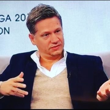POGLED NA KORONU KOJI ĆE IZAZVATI BURNE REAKCIJE: Krizni stožer sije paniku i stvara histeriju. Zašto Šveđani ne testiraju oboljele
