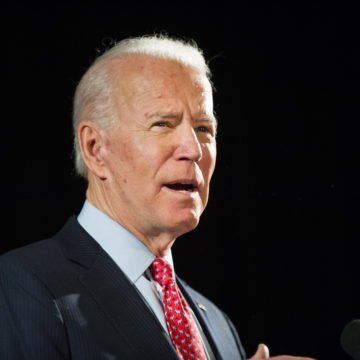 VISOKE GODINE: Joe Biden pao pa slomio stopalo
