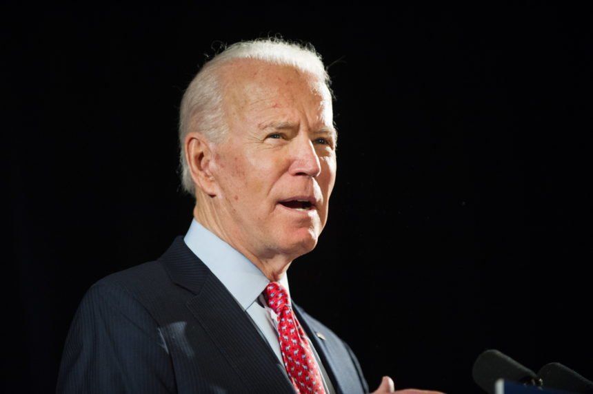 VISOKE GODINE: Joe Biden pao pa slomio stopalo