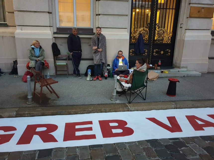 Prenoćili ispred Sabora: Raspušta se parlament, a nema zakona o obnovi Zagreba