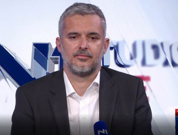 Nino Raspudić objasnio kako je uslikan kao rabijatni ljevičar: HDZ mi podmeće Che Guevaru, Chomskog i palestinku Nino Raspudić objasnio kako je uslikan kao rabijatni ljevičar: HDZ mi podmeće Che Guevaru, Chomskog i palestinku