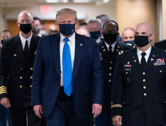 I Trump se pojavio s maskom na licu: Evo zašto je to učinio I Trump se pojavio s maskom na licu: Evo zašto je to učinio
