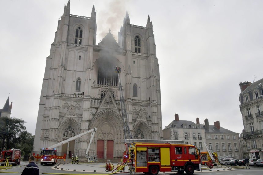 Požar u katedrali u Nantesu podmetnut: Je li riječ o terorizmu?