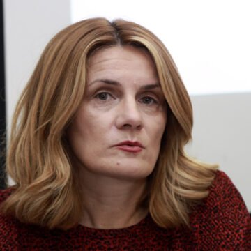 SDP-ova profesorica pozirala s pravim pištoljem: Roditelji zgroženi, a reagirao je i ministar Fuchs