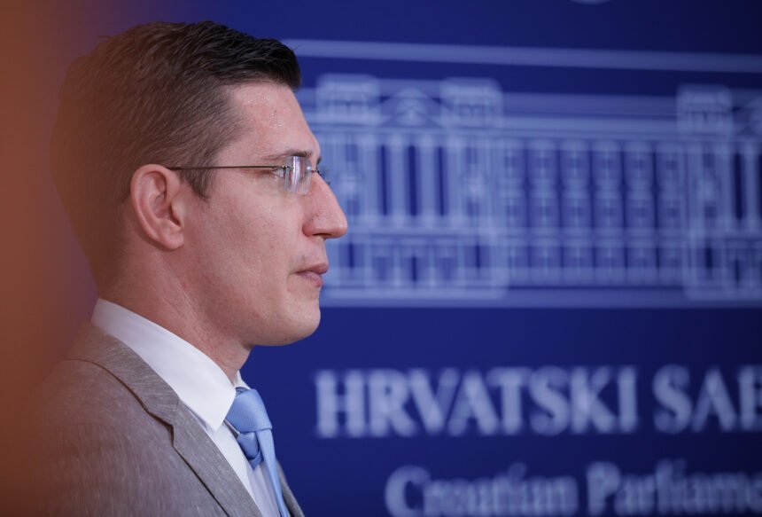 Mostovac Troskot tvrdi: Plenkovićevoj Vladi su važnije 300 javnobilježničkih obitelji nego 300.000 ovršenih građana