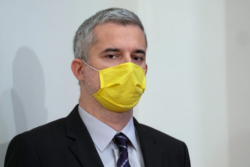Nino Raspudić otvoreno sumnja: Tko je zaradio na “tajnoj” nabavi medicinske opreme