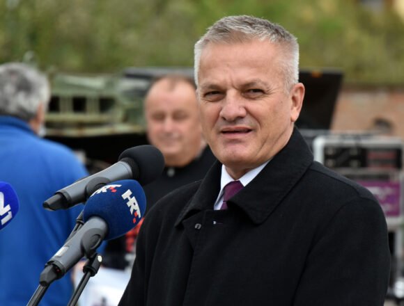 Zašto Zvonko Milas nije bacio vijenac u Dunav: Je li se prehladio ili “prehladio” Zašto Zvonko Milas nije bacio vijenac u Dunav: Je li se prehladio ili “prehladio”