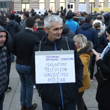 Održan veliki prosvjed protiv Plenkovićevog i Božinovićevog stožera: “Osiromaši me, cijepi me, uhapsi me, zatvori me!”