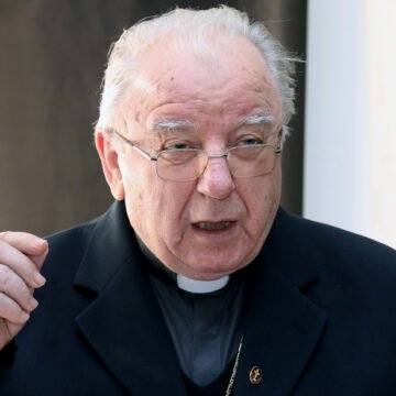 Od posljedica korone preminuo biskup Mile Bogović: Bio je deset dana na respiratoru
