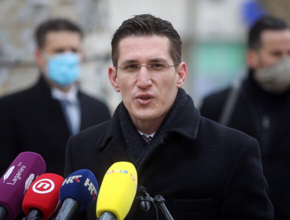 Mostovac Troskot sumnja da je netko Milanoviću podmetnuo HOS-ovce: Došli su tamo scenski, napraviti kaos Mostovac Troskot sumnja da je netko Milanoviću podmetnuo HOS-ovce: Došli su tamo scenski, napraviti kaos