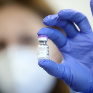 Dvije starije osobe umrle nakon cijepljenja, a Hrvatska agencija za lijekove odbija bilo kakvu povezanost