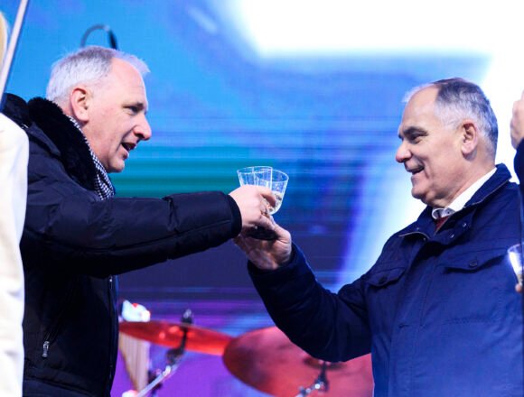 HDZ-ov “inovator” dobio za fotostupove 2,5 milijuna kuna, a sada Opara iznenada shvatio da su ružni i besmisleni HDZ-ov “inovator” dobio za fotostupove 2,5 milijuna kuna, a sada Opara iznenada shvatio da su ružni i besmisleni