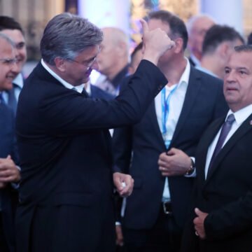 Peđa Grbin osjetio “miris krvi”:  Pokreće smjenu ministra kojem je Plenković okrenuo leđa