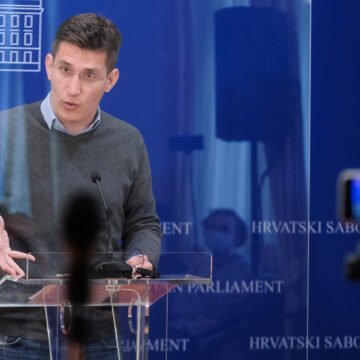 Dobio godinu dana zatvora, jer je napao volonterke koje su prikupljale potpise za Zvonimira Troskota