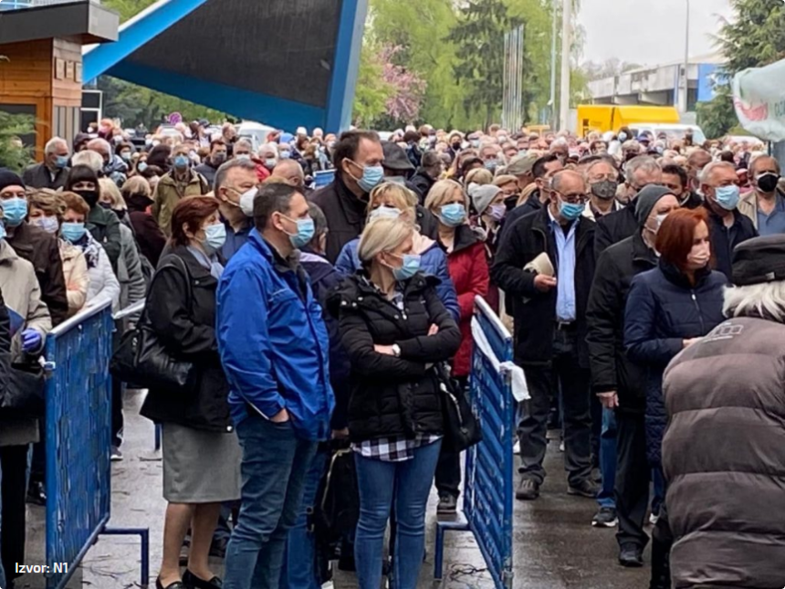 Kaos na velesajmu: Gomila ljudi čeka cjepivo, nema socijalne distance